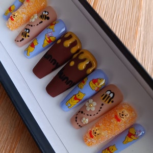 Juego de uñas postizas de estilo libre con diseño de dibujos animados de miel en maceta