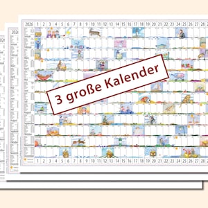 Könnte beinhalten: Drei große Wandkalender, die jeweils ein Jahresraster mit monatlichen Illustrationen anzeigen. Die Kalender sind gestapelt, der oberste zeigt das Jahr 2026. Der Text "3 große Kalender" ist auf einem diagonalen Banner aufgedruckt.