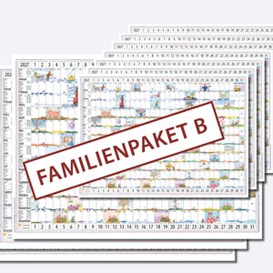Può includere: Una pila di diversi calendari da parete per il 2027 con una griglia a righe mensili e illustrazioni colorate. Un'etichetta rettangolare con bordo rosso e la scritta FAMILIENPAKET B è posizionata in diagonale sulla parte anteriore della pila.