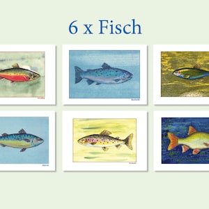 Pu&ograve; includere: Sei carte illustrate con diversi tipi di pesci. Ogni carta ha un bordo bianco e uno sfondo blu chiaro, giallo o verde. I pesci sono raffigurati in uno stile realistico con squame e pinne dettagliate. Il testo "6 x Fisch" &egrave; stampato in blu nella parte superiore dell'immagine.