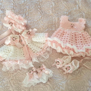 Robe faite main, chaussures style bonnet et chaussettes au crochet