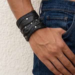 Manschettarmband, armband, svart nitläder, goth, biker, punk
