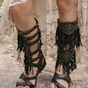 Sandalias negras de tiras con tachuelas y flecos, estilo gladiador de cuero - tallas 36 y 37, estilo hippie, boho, Ibiza imagen 1