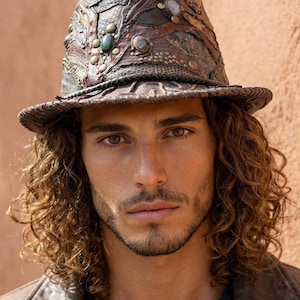 Chapeau Fedora, fait main, patchwork et cuir sculpté avec pierres précieuses incrustées, hippie, bohème