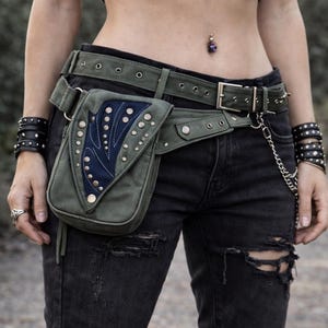 Marsupio in denim bicolore tinta unita con rivetti. Cintura porta soldi, borsa multiuso, borsa da festival, hippie, zingara, boho, Ibiza, Goa