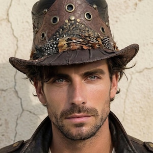 Chapeau en cuir fait main, Fedora, plus beau patchwork avec rivets et plumes, Bohème, manouche, Ibiza,
