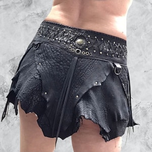 Zwarte distressed lederen minirok met klinknagels, verstelbaar, rocker, woestenij, goth, punk, biker,