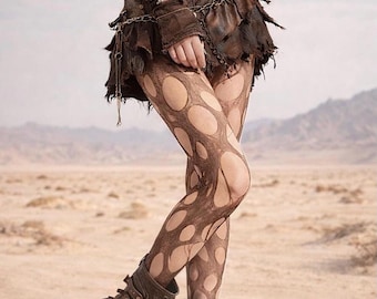 Medias marrones de rejilla de encaje transparente con diseño desgastado y recortado, postapocalíptica, quemadora, tierra baldía.