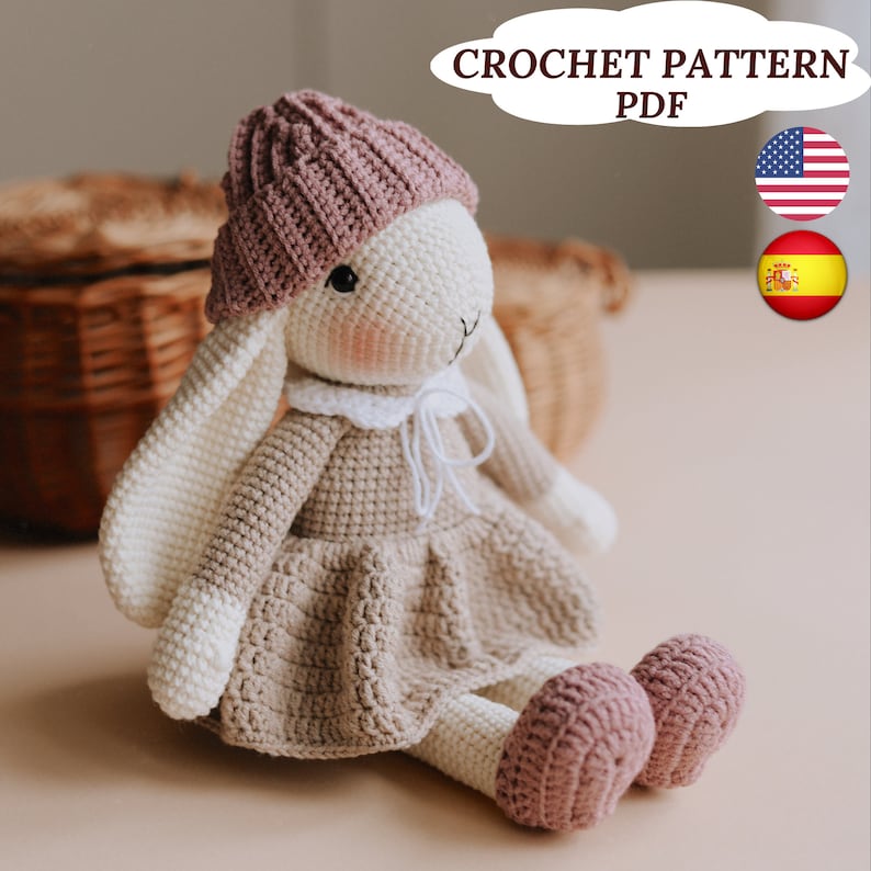 Puede incluir: Patr&oacute;n de crochet PDF para un lindo conejito amigurumi con un gorro rosa y un vestido. El patr&oacute;n est&aacute; disponible en ingl&eacute;s y espa&ntilde;ol.