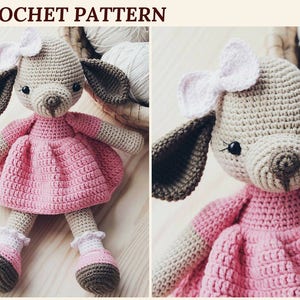 Puede incluir: Patrón de crochet para un perro de peluche marrón y rosa que lleva un vestido rosa y un lazo blanco. La muñeca tiene ojos negros y una nariz marrón.