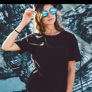 T-shirt du mercredi, chemise du calendrier du mercredi, enfant du mercredi, Addams, chemise noire sur noire, chemise effrayante, subtil Halloween