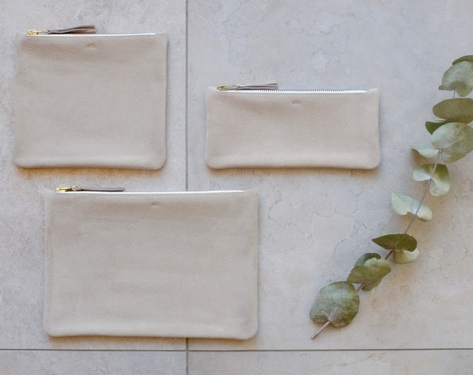 Suede pouch with zipper, sand
