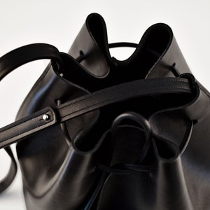 Classic Bucket Bag, echt Leder, Schwarz Bild 5