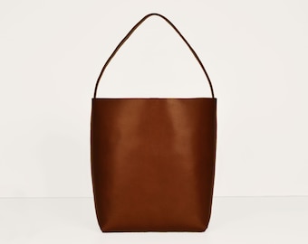 Sac seau carré en marron, cuir véritable