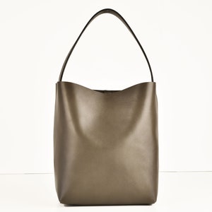 Square bucket bag in elephant, real leather