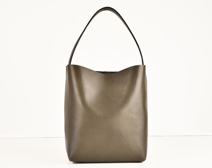 Square bucket bag in elephant, real leather