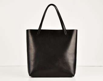 Shopping bag in black genuine leather