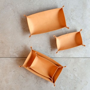 Long Couple Trays, two leather shells, cognac