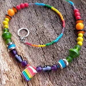 Colar com pingente de bolo arco-íris, joias coloridas, colar leve, joias divertidas e brilhantes, presente para amante do arco-íris, presente de contas reaproveitadas