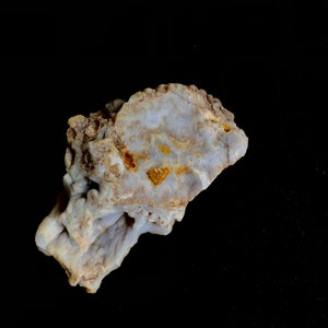 K&ouml;nnte beinhalten: Ein hellblauer und brauner Achat-Geode mit einer rauen, nat&uuml;rlichen Textur. Der Geode hat eine glatte, polierte Oberfl&auml;che und zeigt eine Vielzahl von Farben, darunter Wei&szlig;, Grau und Braun.
