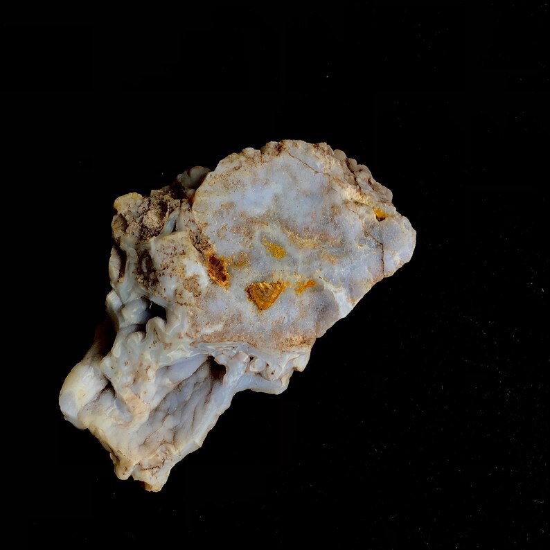 K&ouml;nnte beinhalten: Ein hellblauer und brauner Achat-Geode mit einer rauen, nat&uuml;rlichen Textur. Der Geode hat eine glatte, polierte Oberfl&auml;che und zeigt eine Vielzahl von Farben, darunter Wei&szlig;, Grau und Braun.