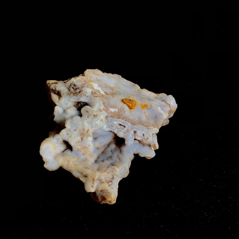 K&ouml;nnte beinhalten: Ein blauer und wei&szlig;er Achat-Geode mit einer rauen, nat&uuml;rlichen Textur. Der Geode hat eine gro&szlig;e &Ouml;ffnung, die die komplizierten Kristallformationen im Inneren enth&uuml;llt. Der Geode ist ein wundersch&ouml;nes Beispiel f&uuml;r nat&uuml;rliche Sch&ouml;nheit.