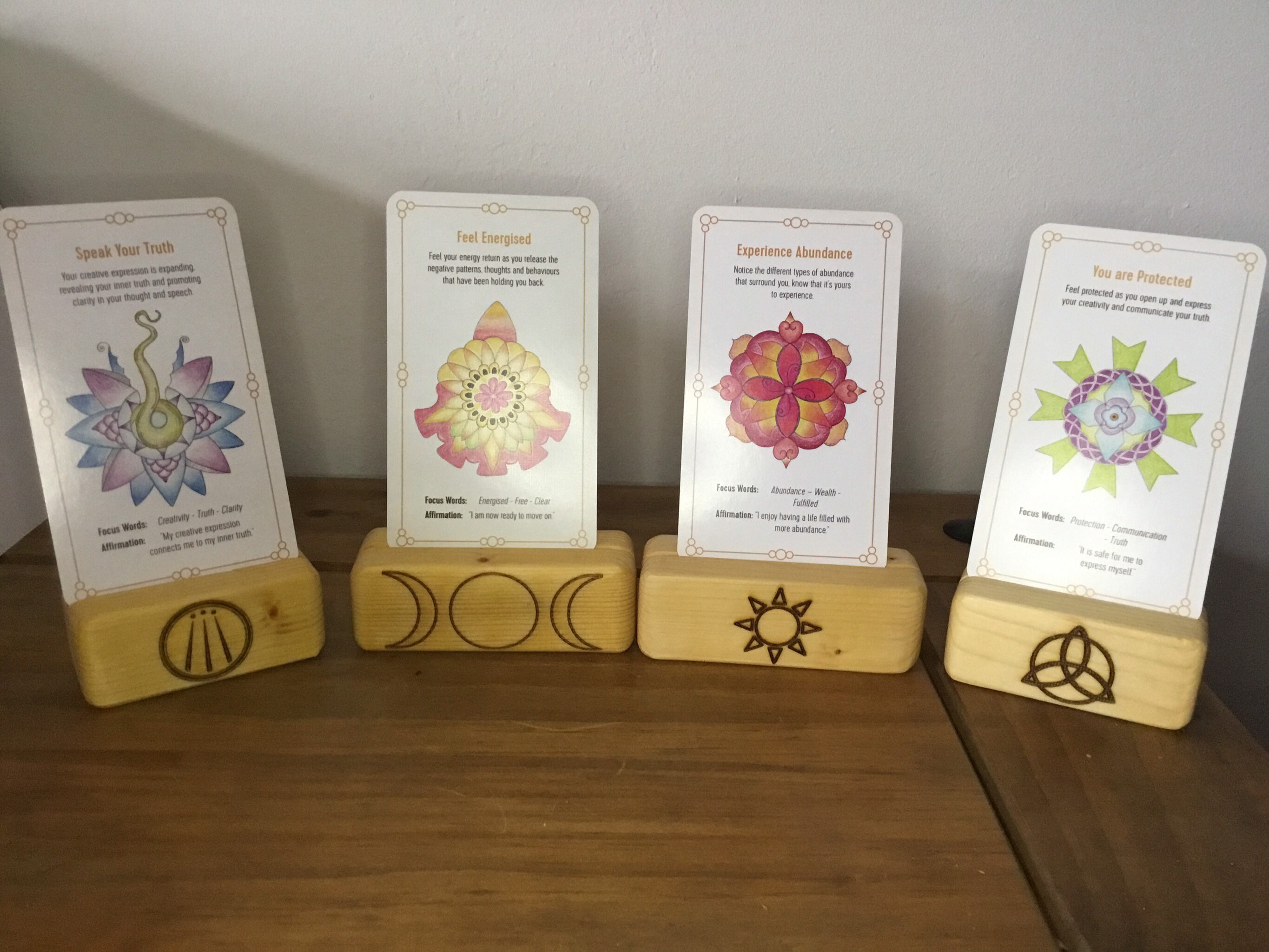 Oracle Card stand, Tarot Card Holder - Handcrafted 7-11cm with etched…