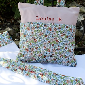 Kit sieste coussin oreiller petites fleurs   personnalisable pour la maternelle ou la crèche et sa couverture polaire blanche assortie