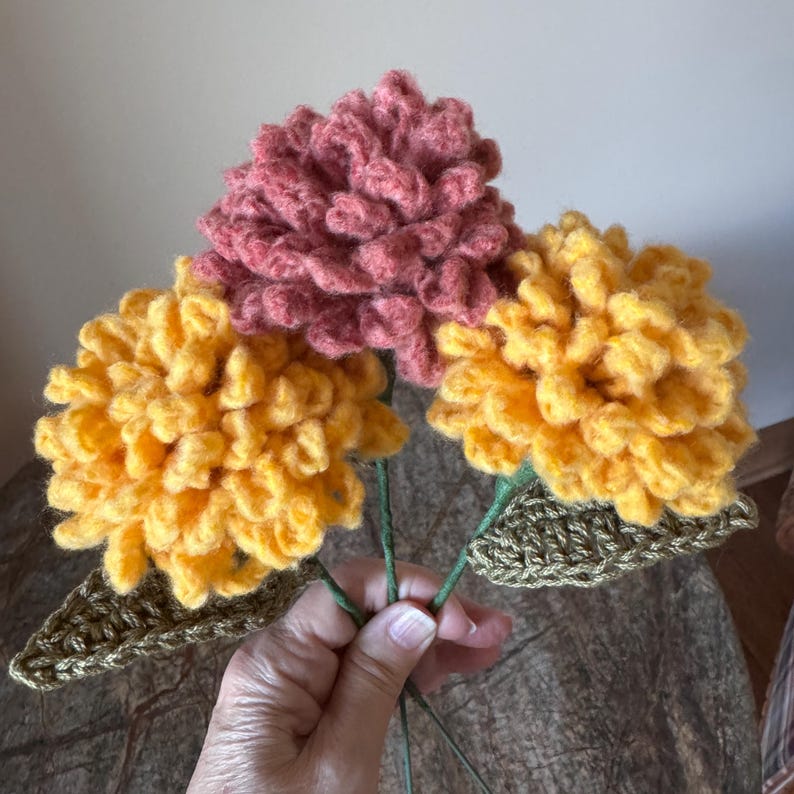 Ramo de claveles y crisantemos de ganchillo: arreglo floral de algodón 2 Yellows/Rust