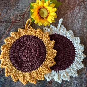 Crocheted Sunflower Pot Holder: Double Cotton Yarn Trivet