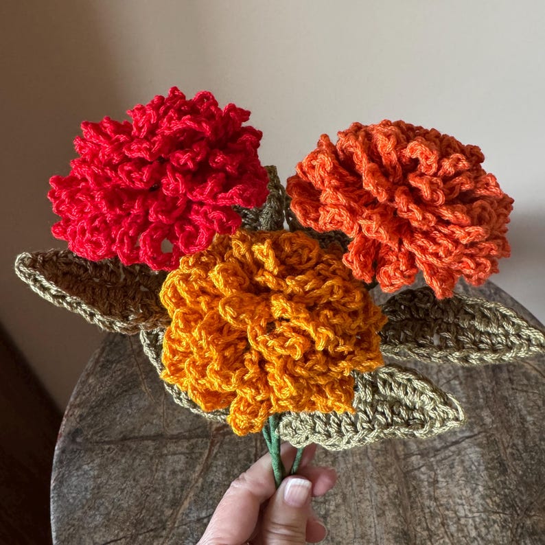 Ramo de claveles y crisantemos de ganchillo: arreglo floral de algodón imagen 1