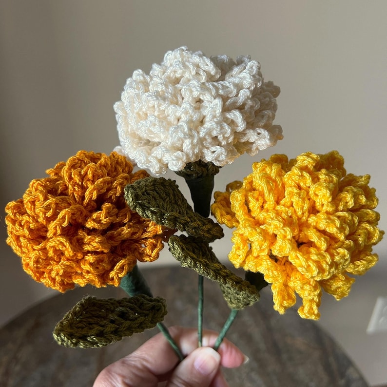 Ramo de claveles y crisantemos de ganchillo: arreglo floral de algodón Gold/Yellow/Cream