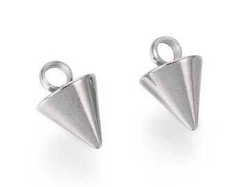 Könnte beinhalten: Zwei silberne Metall-Anhänger in Kegelform mit einer Öse oben. Die Anhänger sind etwa 2,5 cm hoch.