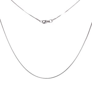Könnte beinhalten: Eine silberfarbene Schlangenkette mit Karabinerverschluss. Die Halskette wird vor einem weißen Hintergrund präsentiert, der ihr filigranes Design und ihren metallischen Glanz hervorhebt. Dieses Schmuckstück eignet sich für den Alltag oder besondere Anlässe.