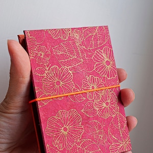 Mini Album ad organetto per Instax Mini, 18 pagine frontali, carta lokta rosa e oro, variante con tagli per foto, fatto a mano in Italia