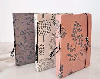 Small leporello herbarium notebook in kraft paper, handmade, semi-rigid cover in silk-screened lokta paper, 3 variants, 16 front pages