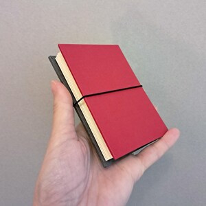 Mini Album ad organetto per Instax Mini, 18 pagine frontali, cover rosso e grigio, variante con tagli per foto, fatto a mano in Italia