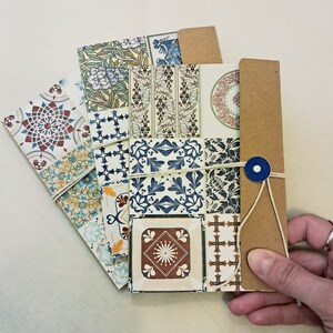 Taccuino artigianale A6 con pattern mattonella stile Capri, rilegato a mano con filo cotone, chiusura con anta, tasca interna, 80 pagine