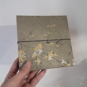 Album per foto diario guest book rilegato a mano ad organetto quadrato, 16, 32 o 48 pagine, cartoncino bianco o nero, cover lokta fiori oro