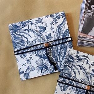 Album vintage scrapbooking ad organetto 13x13cm, 32 o 48 pagine, rilegato a mano, laccio in cuoio, cover carta Tassotti fiori blu