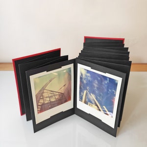 Polaroid album ad organetto artigianale 18 o 28 pagine cartoncino nero, con fessure per Polaroid o Instax Wide, misure 10x14cm, vari colori