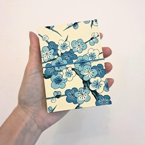 Mini Album ad organetto per Instax Mini, 18 pagine frontali, carta giapponese fiori blu, variante con tagli per foto, fatto a mano in Italia