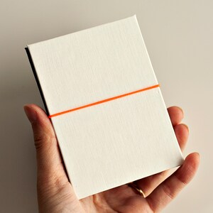 Mini Album ad organetto per Instax Mini, 18 pagine frontali, cover bianco e nero, variante con tagli per foto, fatto a mano in Italia