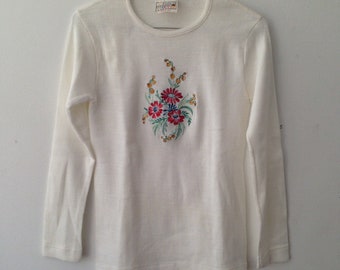 Vintage 70s sweater with flower embroidery // Vintage white to off white top // stretchy top with embroidery