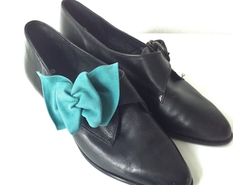 Vintage Black 80s Pointed Leather shoes with turquoise bow // vintage black shoes with buckle and leather bow