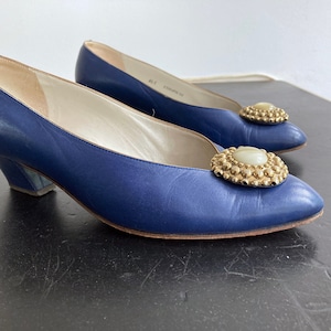 Vintage 80er Pumps mit goldenem Knopf / Vintage Leder Pumps von Bally of Switzerland / schöne 80er Schuhe Größe UK 4,5