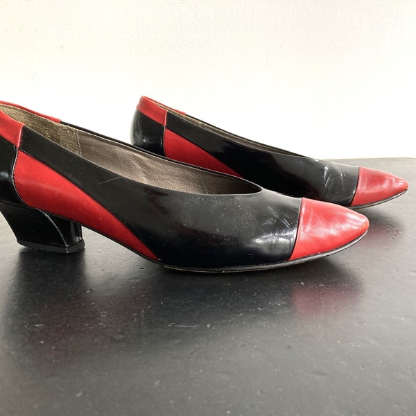 Vintage leather Black and Red colored pumps // Lovely 80s patent leather heels // 80s kitten heels two tone pumps
