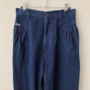 Joli vintage des années 70 | Jean années 80 // Poches plissées vintage sur le devant, jambe fuselée, jean mom en denim bleu // Jean taille haute années 80 // Taille M