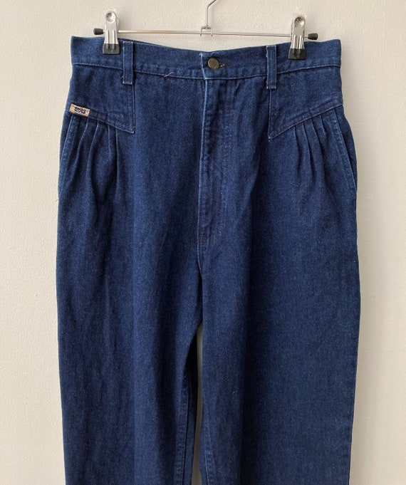 Lovely Vintage 70s | 80s jeans //  Vintage Front Pleated Pockets, Tapered Leg, Blue Denim Moms Jeans // 80s High Waist Jeans //  Size Medium
