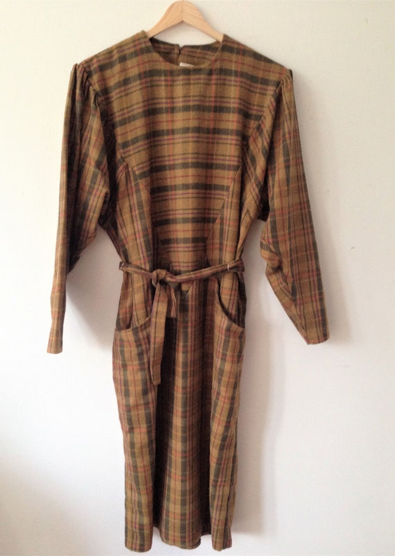 Lovely 80s dress with triangle and puff sleeves //